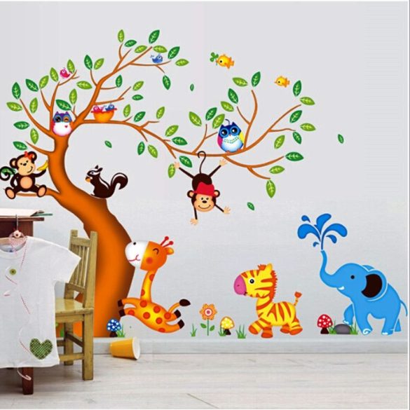 Zöld levelű fa zsiráffal, zebrával, majmokkal, baglyokkal 